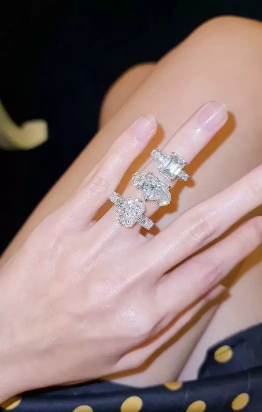 Đoàn Di Băng chơi lớn khoe 3 chiếc nhẫn kim cương khiến nhiều người ghen tị. Hot mom từng đòi khéo chồng mua thêm đá quý màu xanh để đeo cho hợp mệnh.