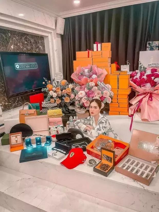 Bà mẻ trẻ ngập trong đống hàng hiệu trị giá 20 tỷ được chồng mua tặng. 