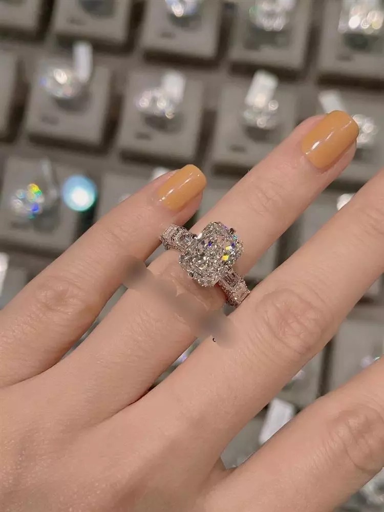 Nhẫn kim cương to vật vã giá 3,5 tỷ của Di Băng.