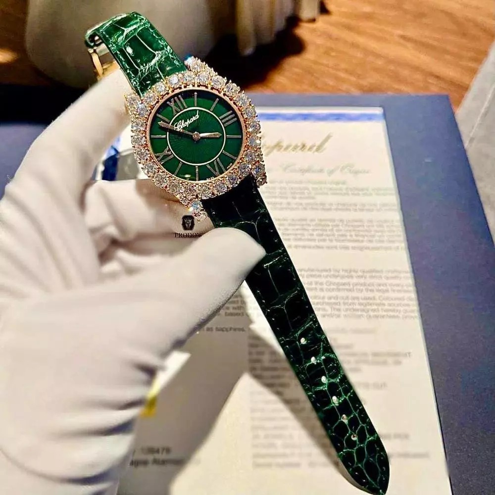 Đồng hồ màu xanh lục trị giá 1,2 tỷ đồng.