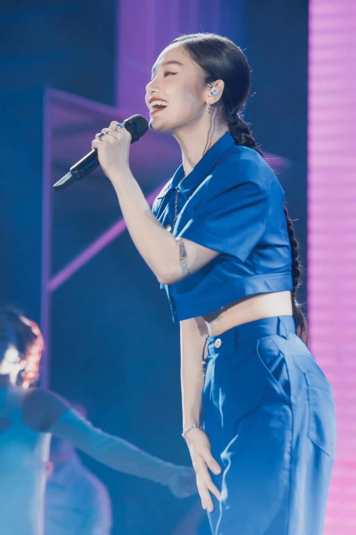 Hóa ra nữ ca sĩ không muốn hình ảnh mập mạp của mình trước khán giả nên Miu Lê đã xin 