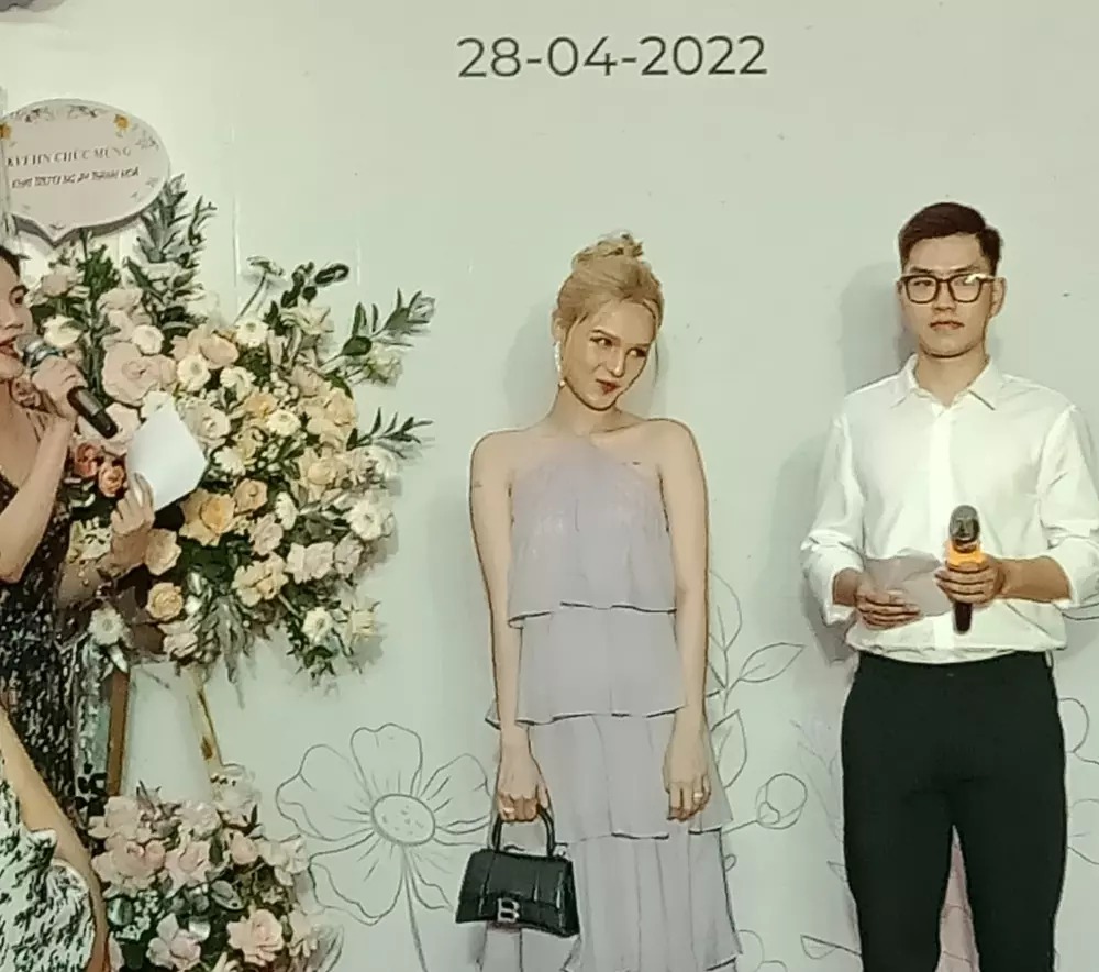 Hay khi tham dự một sự kiện thời trang, Xoài Non bị chụp lén. Dù không được báo trước, nước ảnh vừa mờ vừa tối, Xoài Non làm bao người xuýt xoa từ thần thái đến sắc vóc. Dường như ngoại hình của gái xinh không bị dìm chút nào.