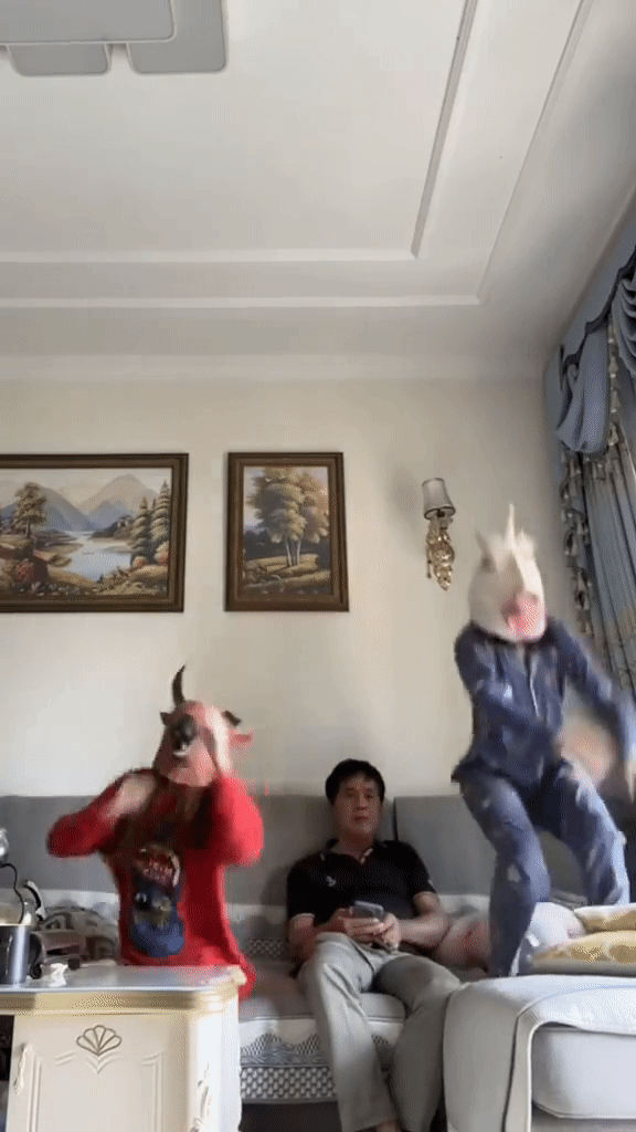 2 cô con gái đeo mặt nạ 'đầu trâu mặt ngựa' quậy tung nhà và phản ứng đáng chú ý của người bố Ảnh 1