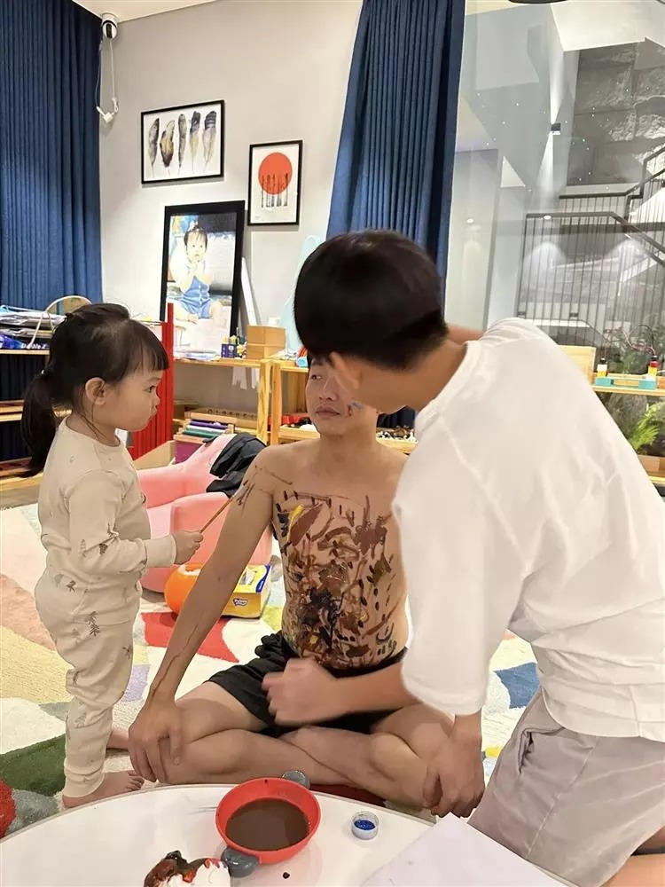 Biểu cảm tập trung đáng yêu của Suchin cho 