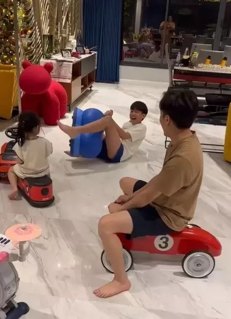 Cường Đô La là ông bố rất cưng chiều con nhỏ. Anh thường xuyên chơi đùa, 