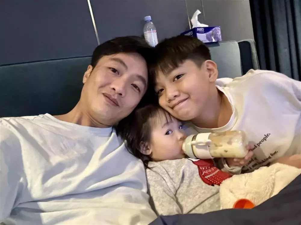 Cường Đô La bên 2 nhóc tỳ.