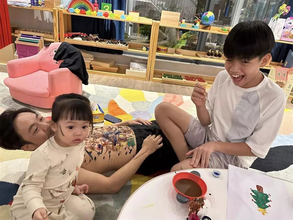 Cường Đô La làm mẫu cho 2 con trổ tài hội họa.