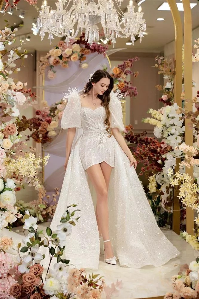 Thời điểm kết hôn vào ngày 22/5 vừa qua, khi đó Dianka mang thai khoảng 3 tháng. Cô vẫn tự tin đi giày cao gót, khoe body trong ngày trọng đại cuộc đời.