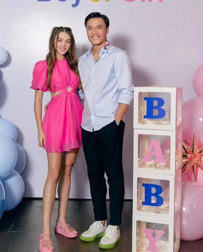 Thời điểm nàng WAGs mang thai được gần 5 tháng. Cô vẫn tự tin diện những chiếc váy khoét xẻ táo bạo.