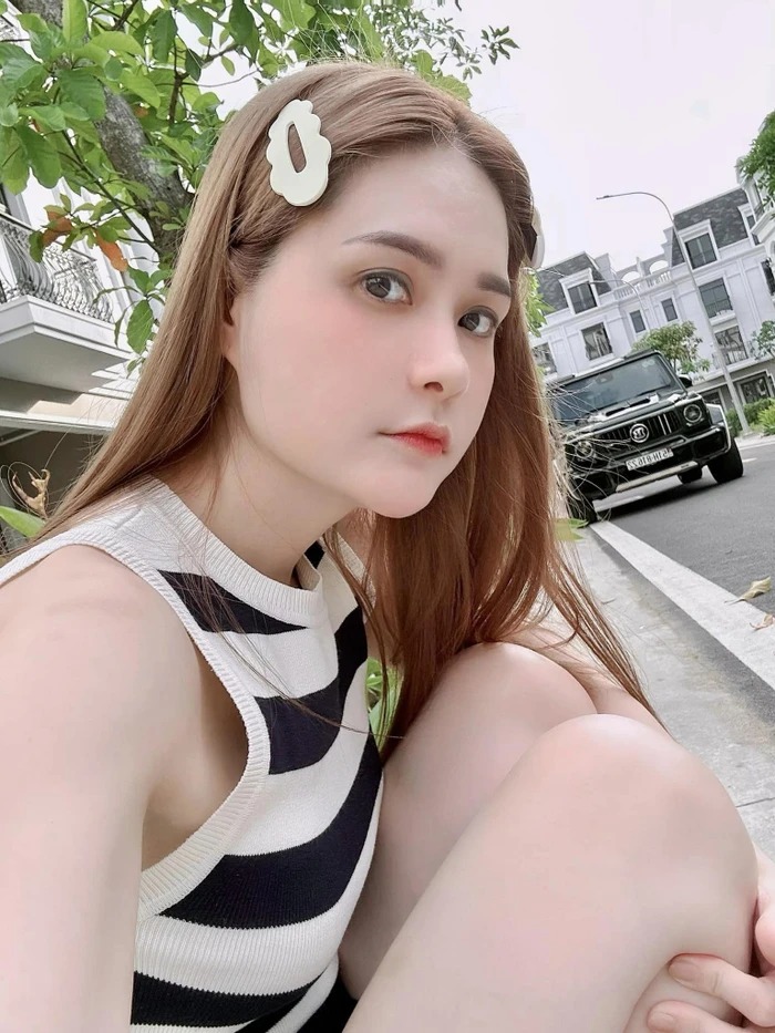 Đoàn Di Băng và chiếc xe hơi của mình.