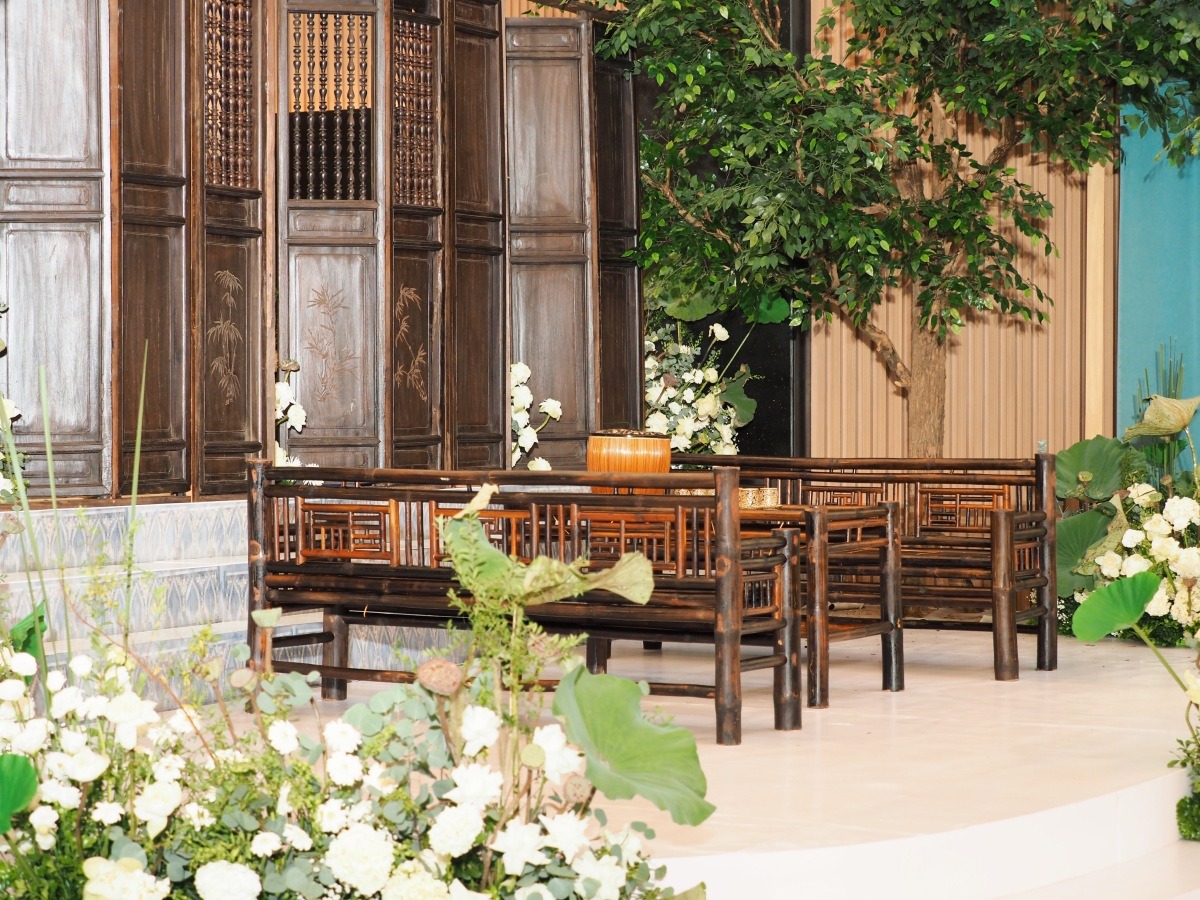 Điểm nhấn của khu đón khách là hình ảnh ngôi nhà cổ được tái hiện với những cánh cửa bức bàn. Bộ cửa được mượn từ một ngôi nhà cổ gần 100 năm ở Bắc Ninh.