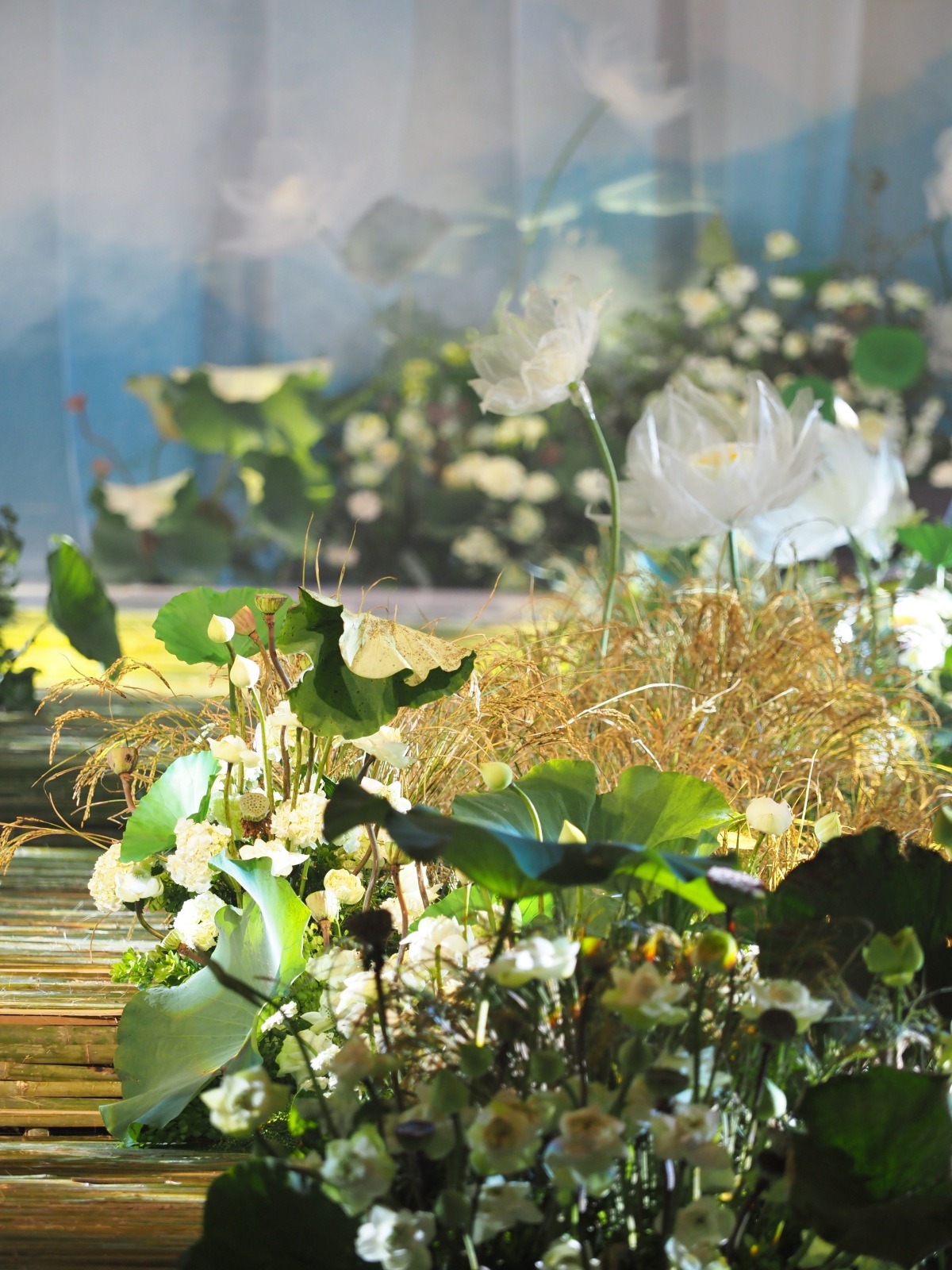 Lấy cảm hứng từ hình ảnh nên thơ của làng quê Việt Nam, không gian tiệc cưới sử dụng nhiều chất liệu truyền thống như lúa nước, cầu tre, lụa tơ, cửa bức bàn, tò he… để trang trí .