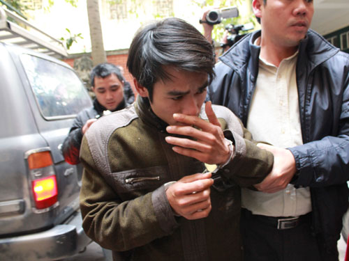 Lúc này, lợi dụng bà B mất cảnh giác, Dưỡng dùng con dao mang theo sát hại nạn nhân rồi quay lại lấy tay đập tủ kính đựng vàng nhưng không vỡ. Sợ bị phát hiện, Dưỡng lấy chiếc vòng trên cổ nạn nhân rồi trở ra, lên xe tẩu thoát. Sau này, khi biết mình bị công an truy tìm, nhận thức được sẽ không thể nào thoát tội, Dưỡng đã ra công an đầu thú.