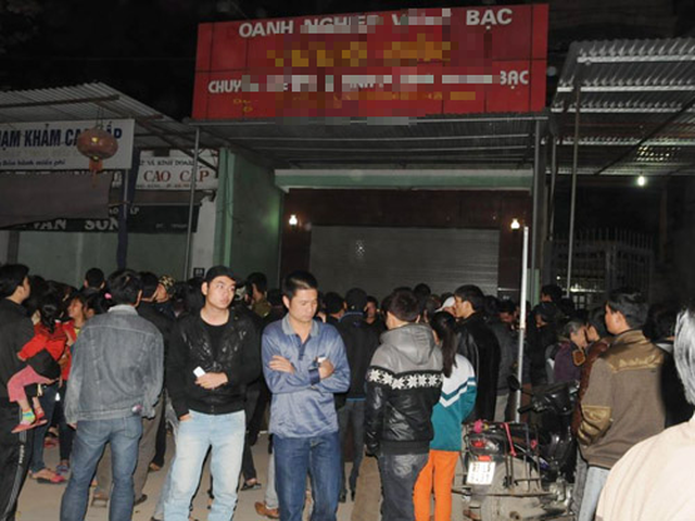 Khi tới khu vực Phú Xuyên, Dưỡng phát hiện tiệm vàng nhà bà B rất vắng vẻ. Kiên nhẫn quan sát, Dưỡng chắc chắn ở đây chỉ có một mình bà B trông nom, bán hàng nên đã quyết định đi vào. Dưỡng hỏi bà B có bán vàng miếng không, bà B trả lời không có. Dưỡng lấy chiếc nhẫn mới mua ra nói muốn bán. Bà B cầm chiếc nhẫn để xem thì Dưỡng ngỏ ý xin đi vệ sinh. Bà B đeo chiếc nhẫn Dưỡng đưa vào ngón tay rồi dẫn đối tượng đi sâu vào trong nhà. (Nơi xảy ra sự việc: ảnh Giadinh.net)