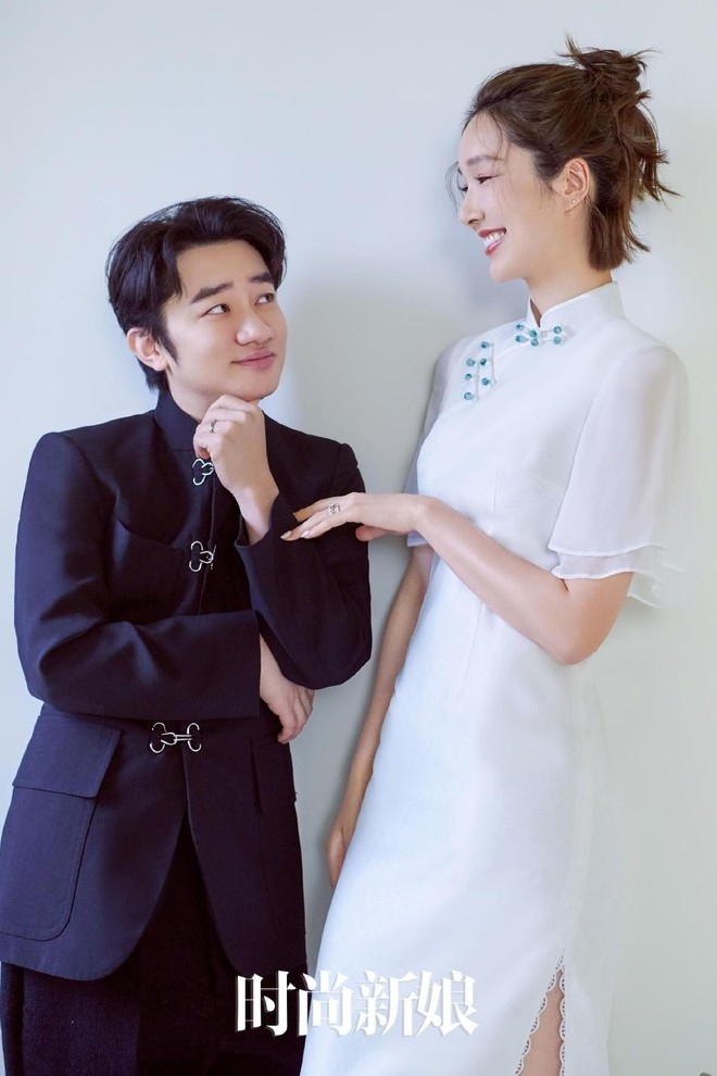 Ngày 14/12, Vương Tổ Lâm và Hoa hậu Lý Á Nam kỷ niệm 7 năm ngày cưới. Nam diễn viên bày tỏ tình yêu trường tồn, không thay đổi dành cho bà xã