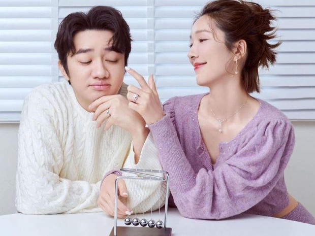 Ê-kíp thực hiện bộ ảnh cho biết hai vợ chồng có những tương tác ngọt ngào dành cho nhau:“Trong mắt anh, cô ấy giản dị và vui vẻ. Họ trân trọng, bao dung, chấp nhận khuyết điểm của nhau để gây dựng tình yêu lâu bền”