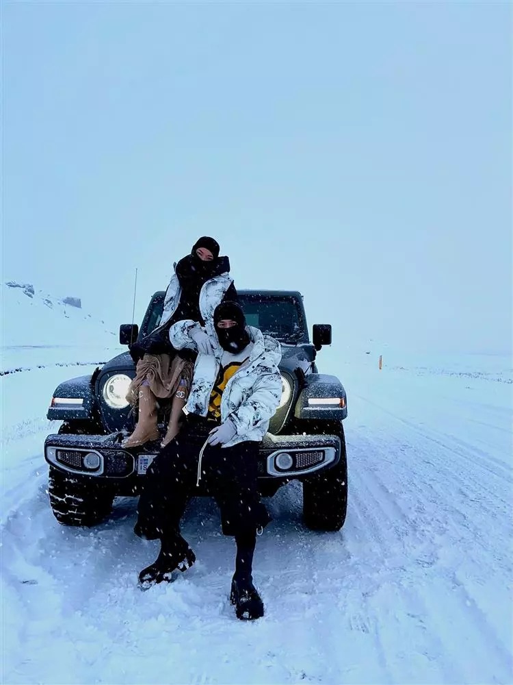 Loạt ảnh tình tứ trời Âu của Binz và Châu Bùi.