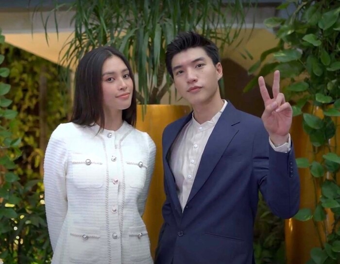 Khoảnh khắc HIEUTHUHAI chụp ảnh cùng Hoa hậu Tiểu Vy khiến fan 