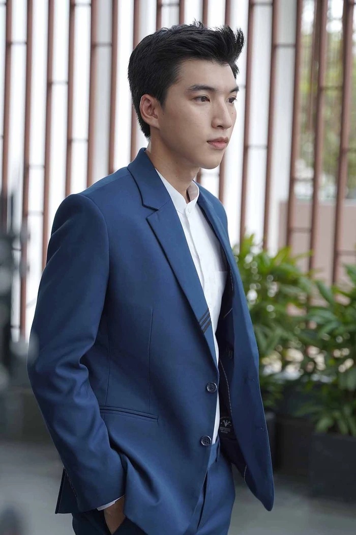 HIEUTHUHAI và Hoa hậu Tiểu Vy rất đẹp đôi nên khiến các fan 