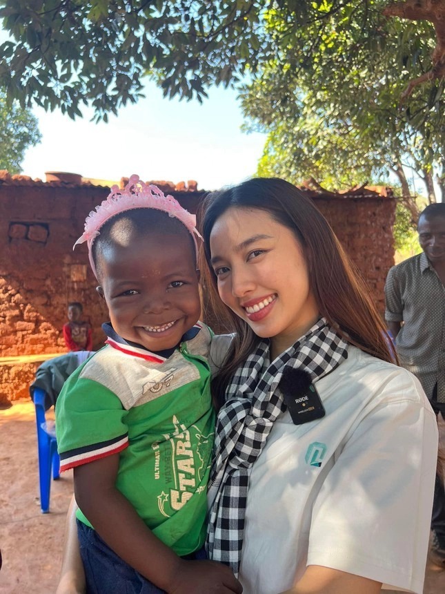 Cũng nhờ Quang Linh Vlogs mà Lôi Con có cơ hội gặp mặt Hoa hậu Thùy Tiên.