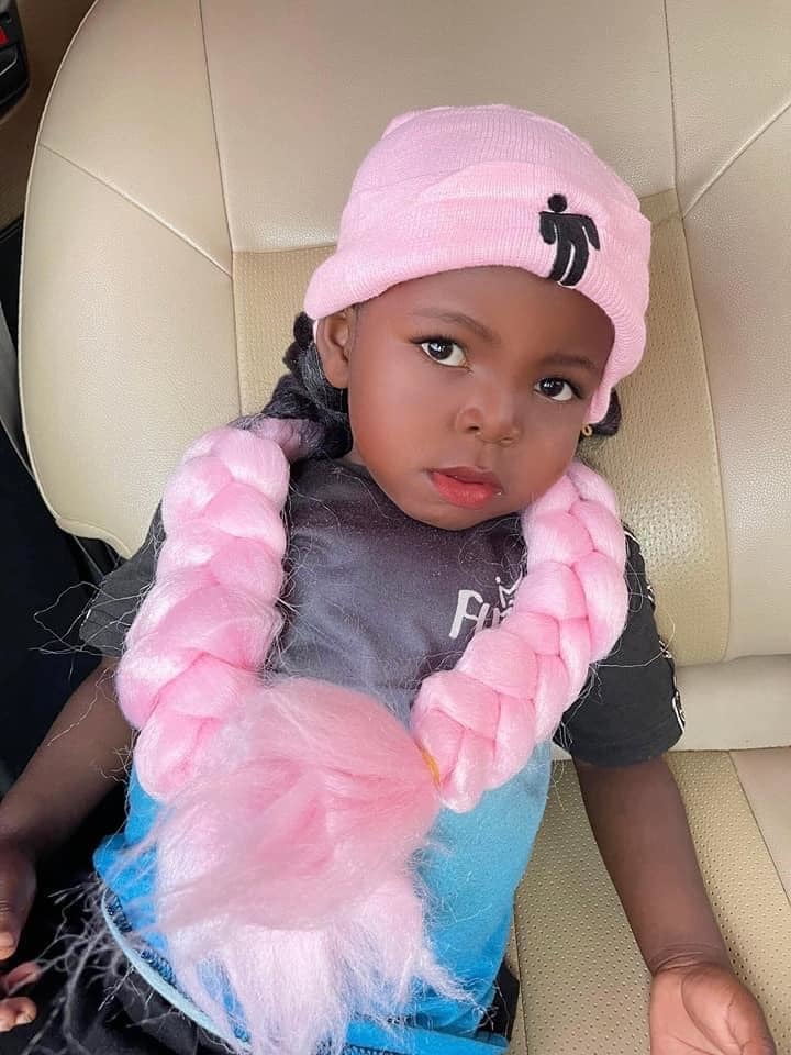 Thậm chí có những khoảnh khắc, mọi người trang điểm cho cậu bé thành “cô công chúa” khiến ai nấy đều được phen ngỡ ngàng, bật cười thích thú.