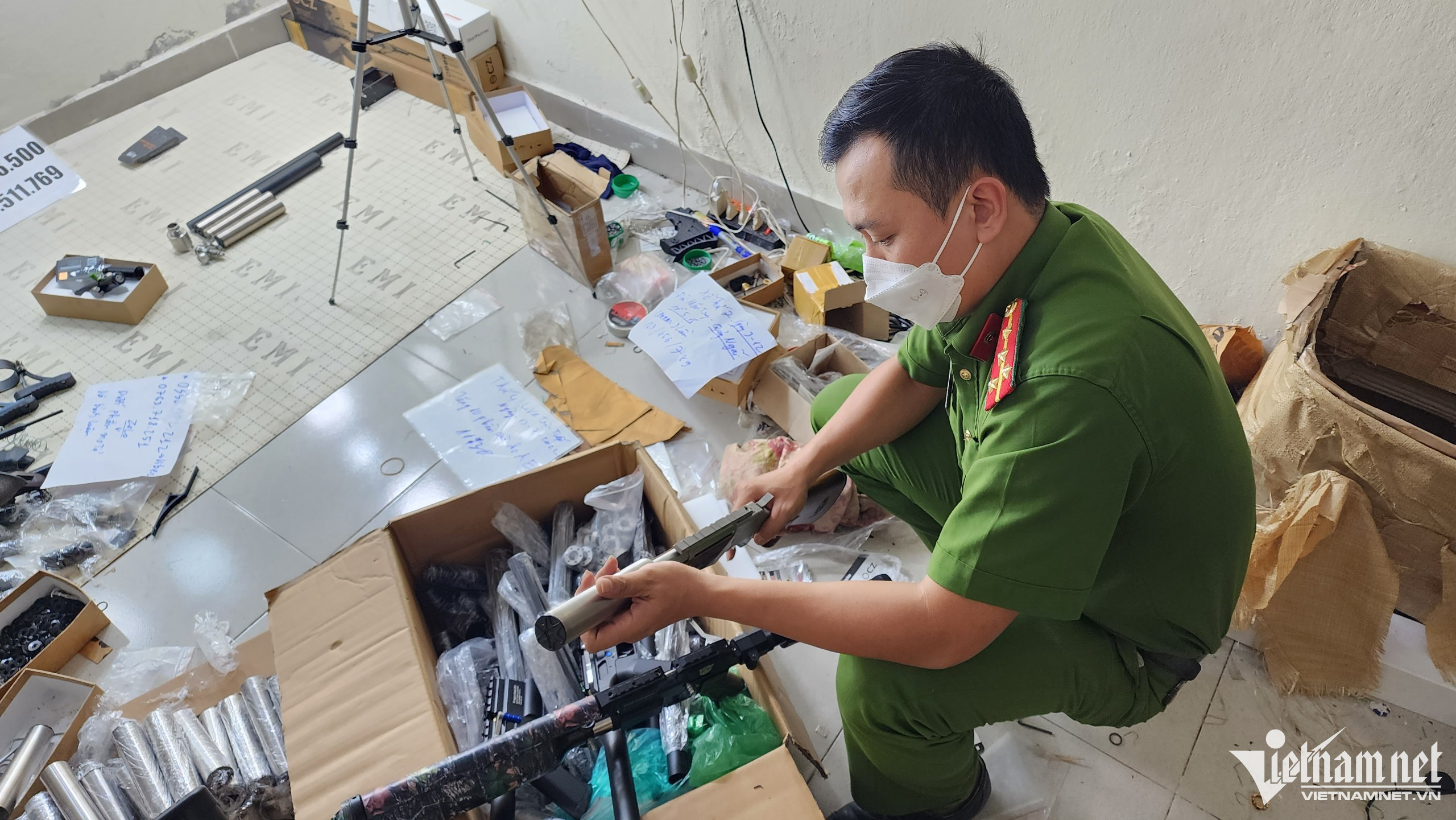 Các đối tượng tập kết súng, công cụ hỗ trợ tại kho rồi rao bán trên mạng. Ảnh: Nguyễn Trọng