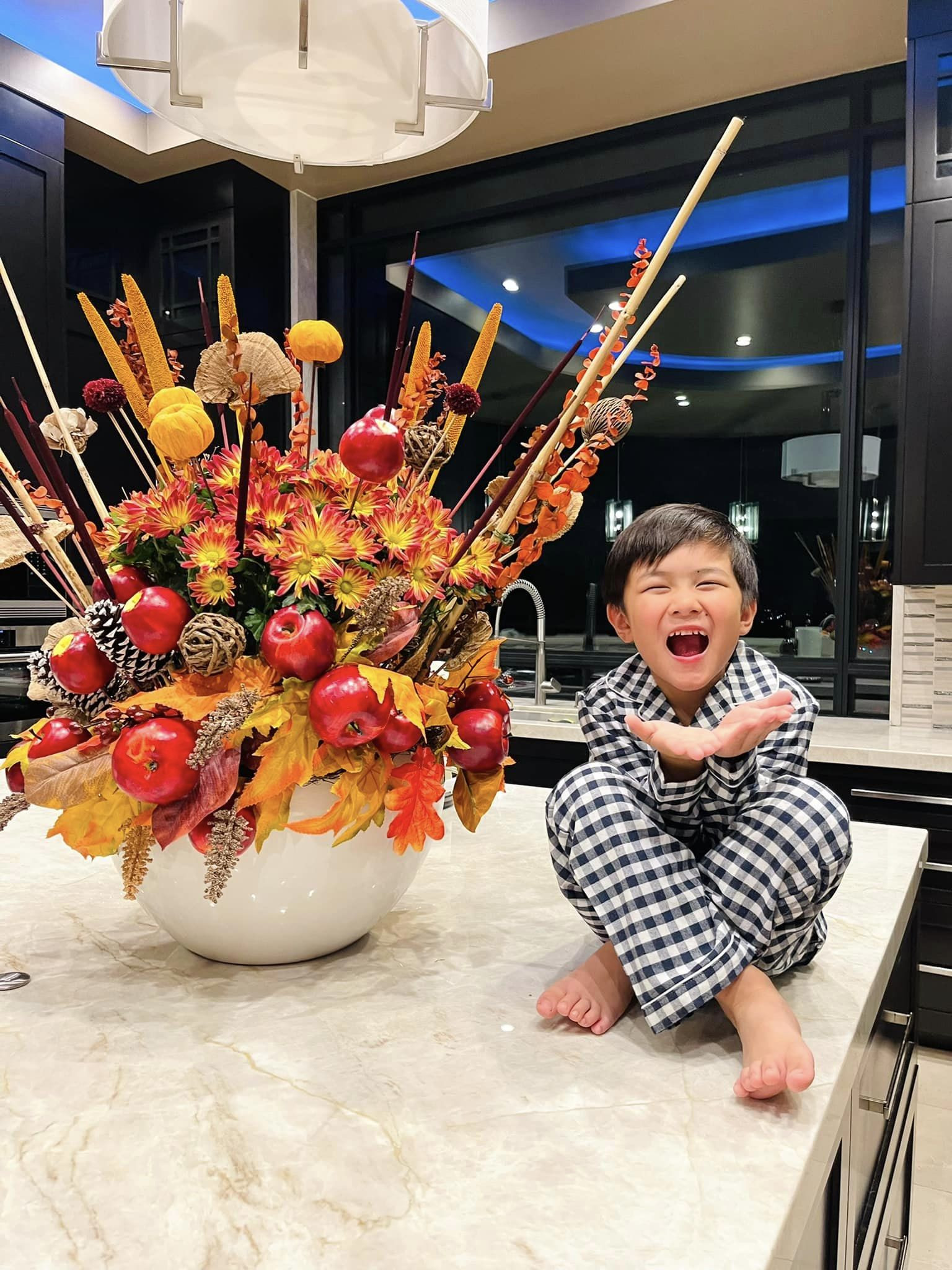 Không chỉ dịp Noel, mỗi dịp lễ Thủy Tiên đều trang trí nhà cửa để tạo không khí vui vẻ cho con trai. 