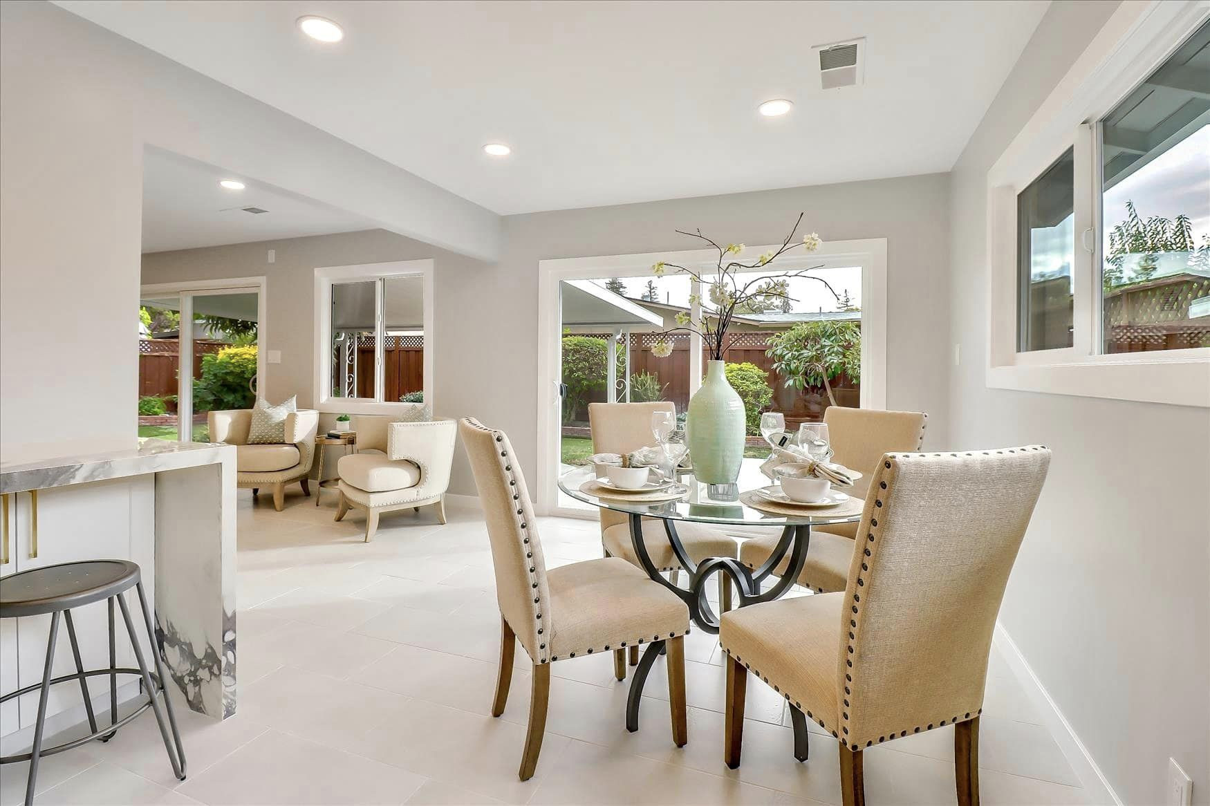 Căn biệt thự của vợ cũ Đan Trường với tông chủ đạo trắng be luôn sạch sẽ, gọn gàng nhưng vẫn tạo được sự ấm cúng.