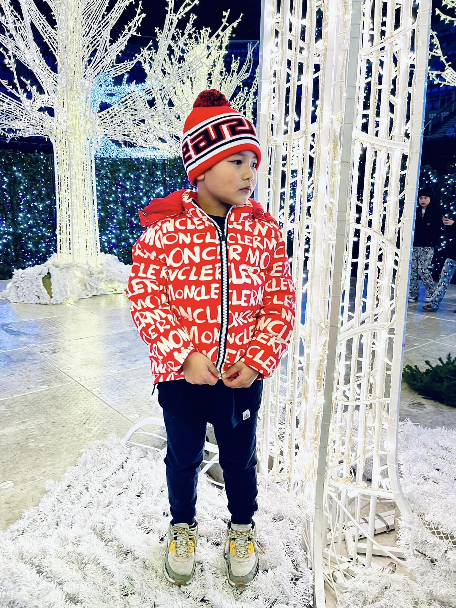 Ngoài việc trang trí nhà cửa đón Noel, Thủy Tiên cũng dành thời gian đưa con trai đi chơi Giáng sinh tại những tụ điểm nổi tiếng nước ngoài.