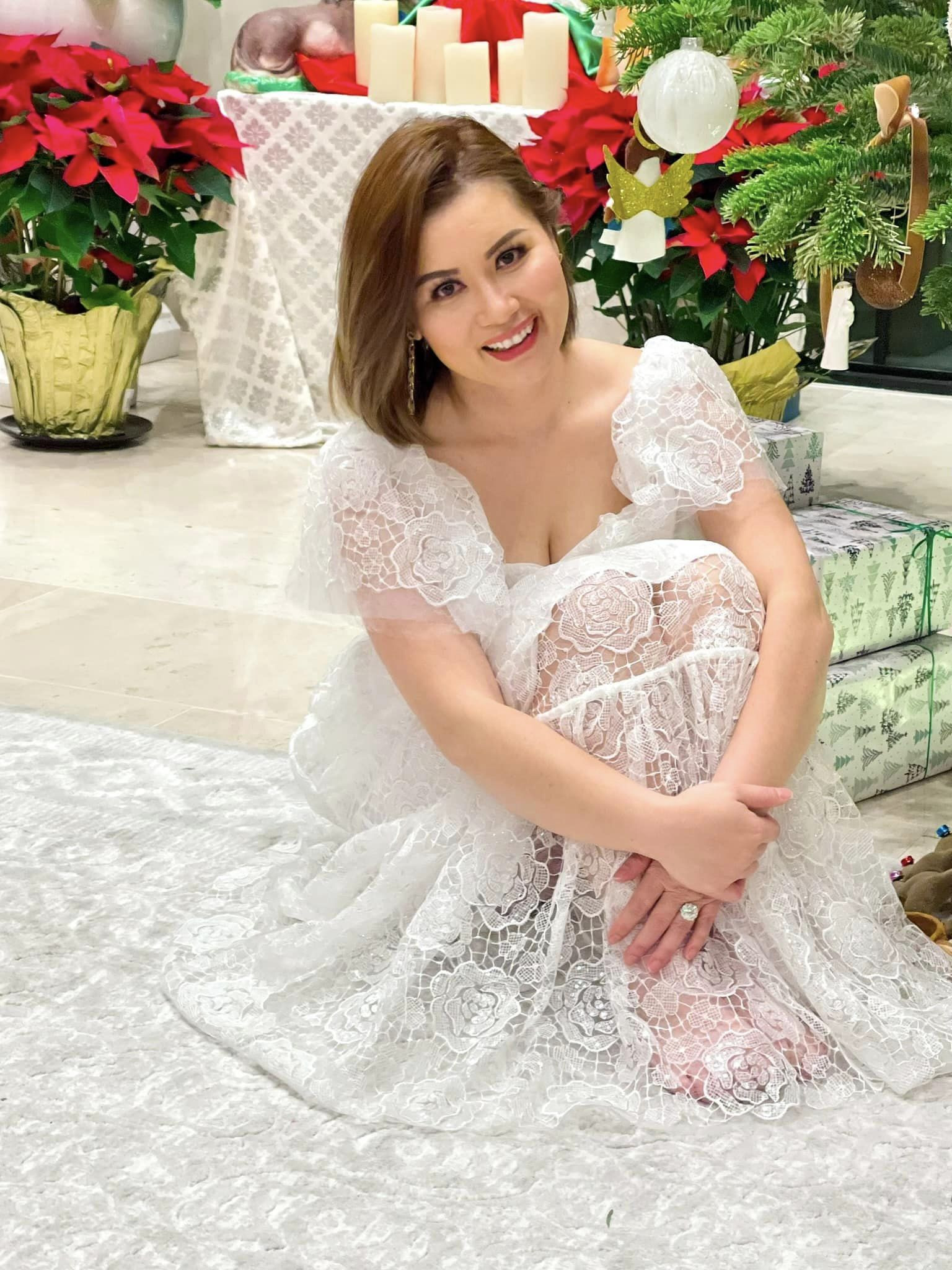 Nữ doanh nhân cũng khoe những bức hình xinh đẹp do con trai tự tay chụp cho mẹ. Niềm hạnh phúc rạng ngời luôn hiện hữu trên khuôn mặt Thủy Tiên.