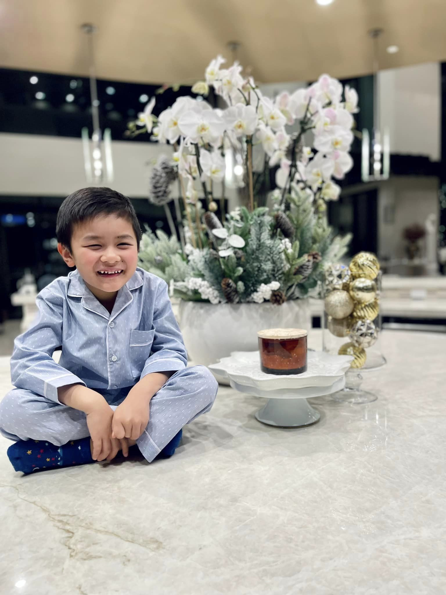 Sắp tới Noel, Thủy Tiên - vợ cũ Đan Trường bắt tay vào trang trí căn biệt thự triệu đô rộng 4000 m2 tại ở San Jose, California.