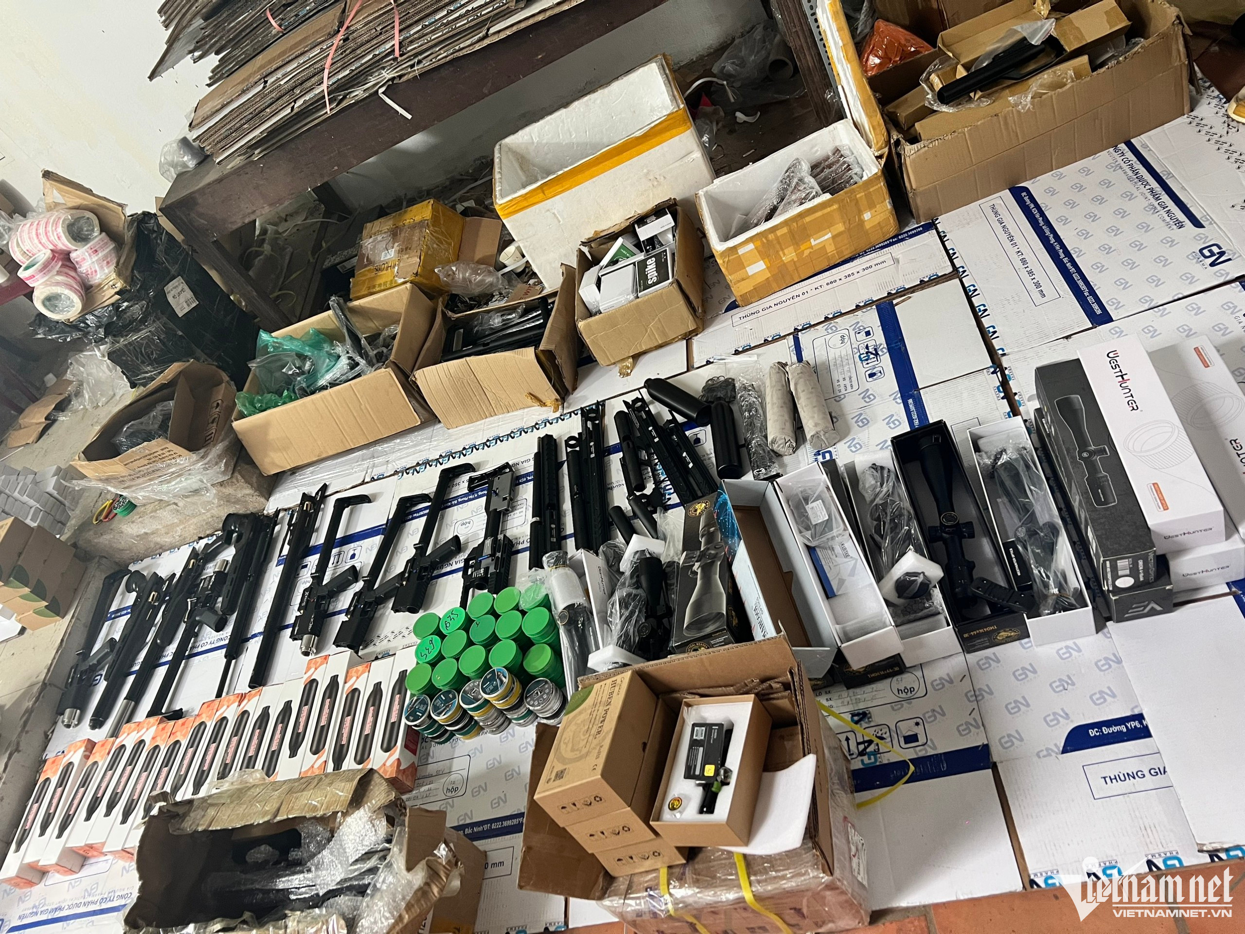 Nhiều loại dụng cụ để chế tạo súng săn, vũ khí thô sơ, vũ khí thể thao bị thu giữ. Ảnh: Nguyễn Trọng 