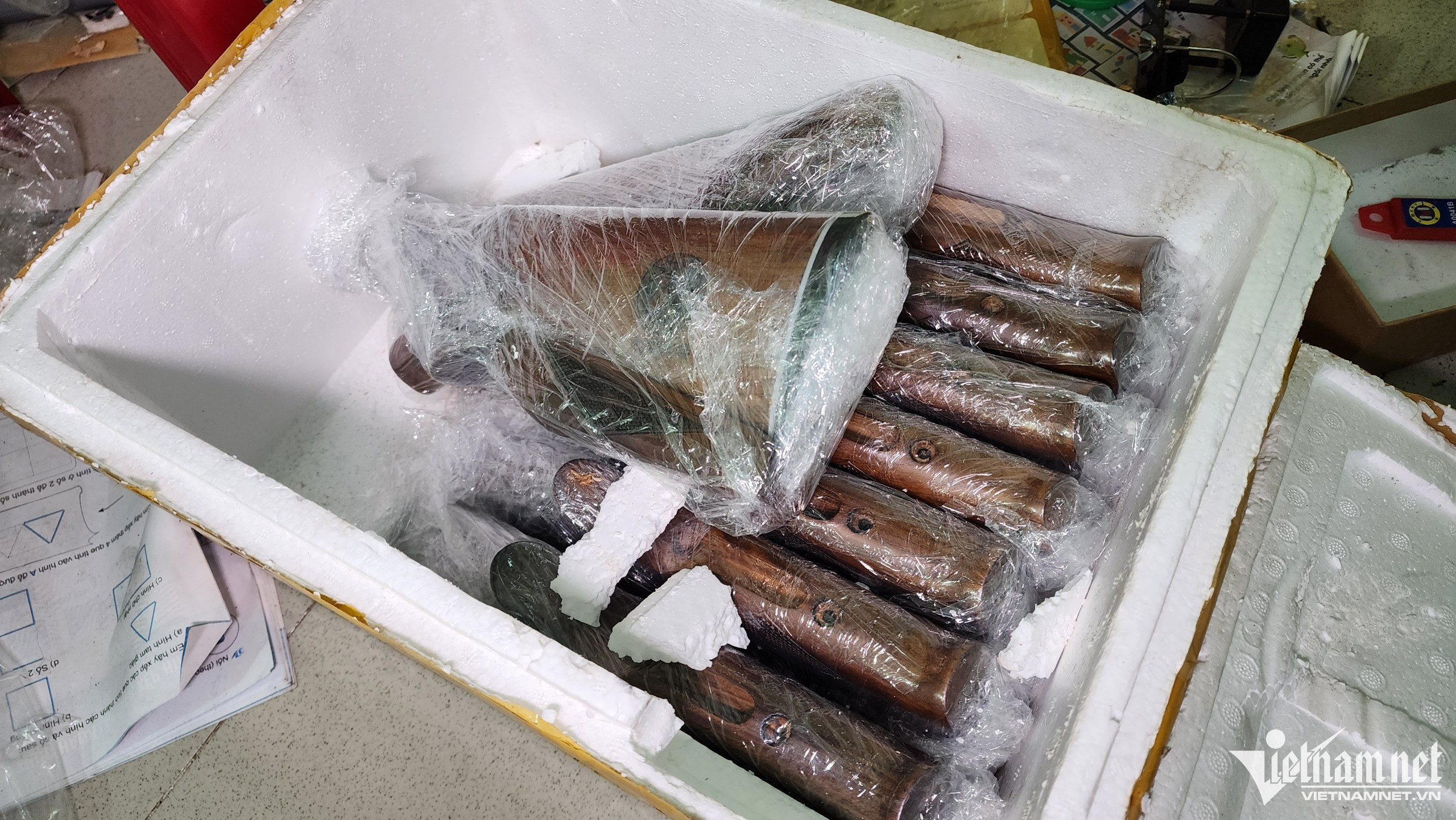 Các phụ kiện đi kèm bị phát hiện trong quá trình khám xét nơi ở các đối tượng. Ảnh: Nguyễn Trọng