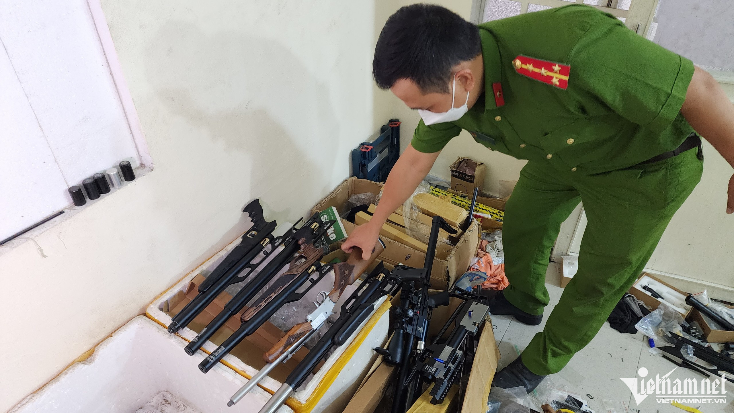 Lực lượng công an kiểm đếm số lượng tang vật. Ảnh: Nguyễn Trọng