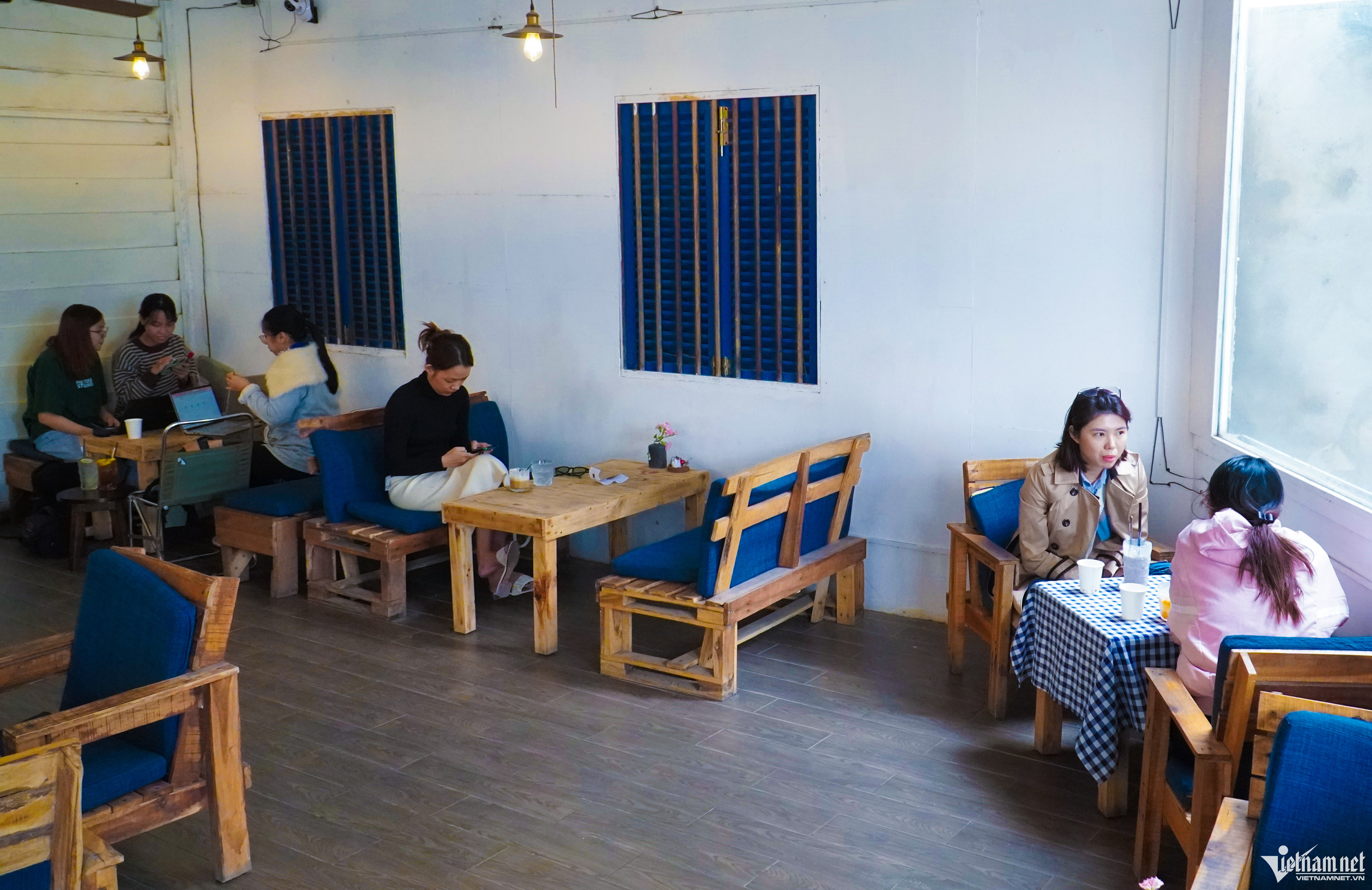 Mục đích không tiếp trẻ nhỏ vì quán muốn khách hàng có thể thư giãn, nói chuyện và làm việc trong không gian thoải mái, yên tĩnh. 