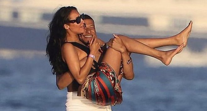 Nhiều người cho rằng nam cầu thủ đang hẹn hò với siêu mẫu chuyển giới nhưng anh vẫn quyết định giữ im lặng