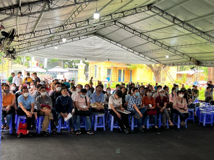 Người bị hại đến tham gia phiên tòa. Ảnh: Pháp luật TP.HCM.