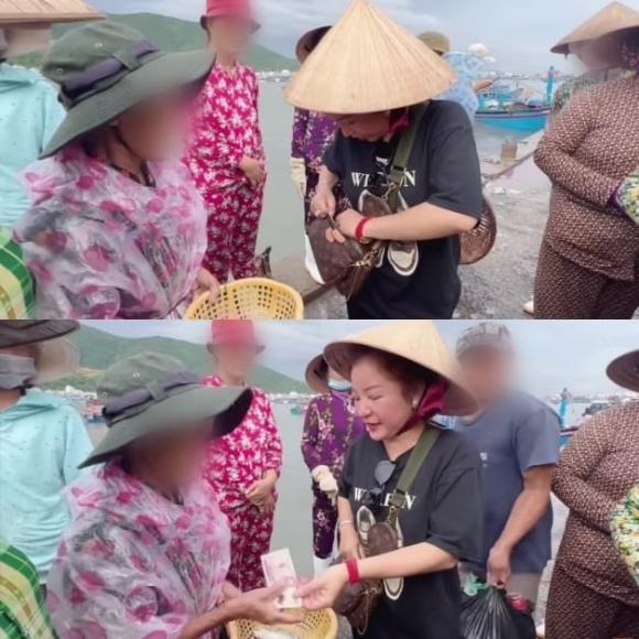 Thúy Nga hỏi han một bà cụ nghèo vùng biển