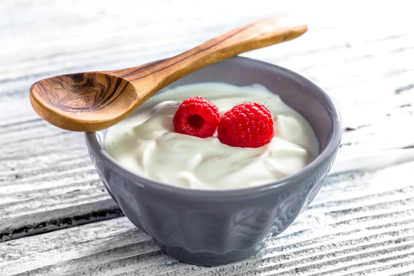 Bạn nên chọn sữa chua không đường bổ sung thêm các loại quả. Ảnh: Eatthis