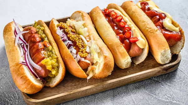 Bánh mì trắng và xúc xích ngon miệng nhưng nhưng ít chất dinh dưỡng. Ảnh: Health Digest