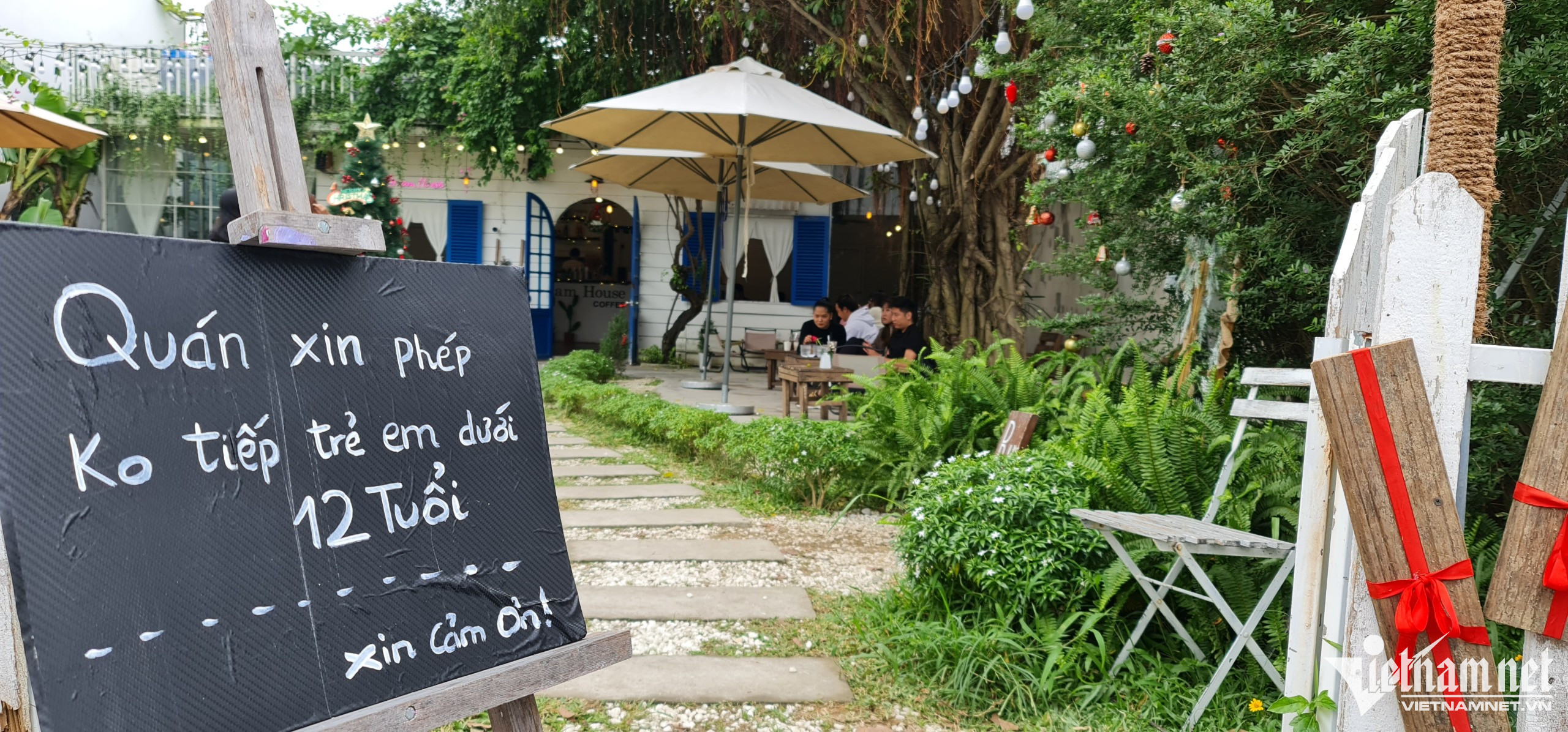 Tấm bảng thông báo được đặt phía trước quán.