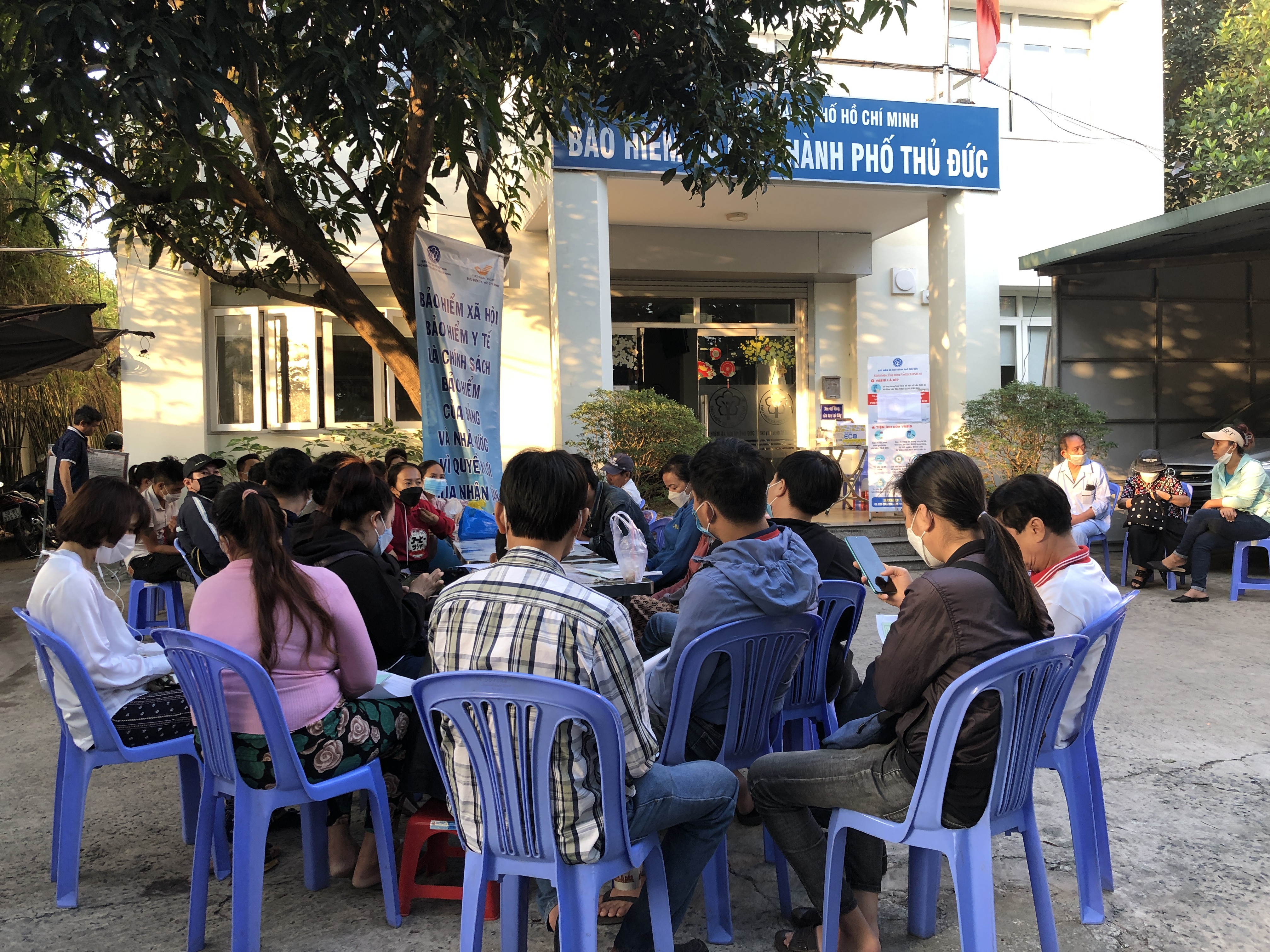 Từ 6h, người dân đến chờ làm bảo hiểm xã hội 1 lần đã ngồi kín trong sân của trụ sở bảo hiểm xã hội TP Thủ Đức.