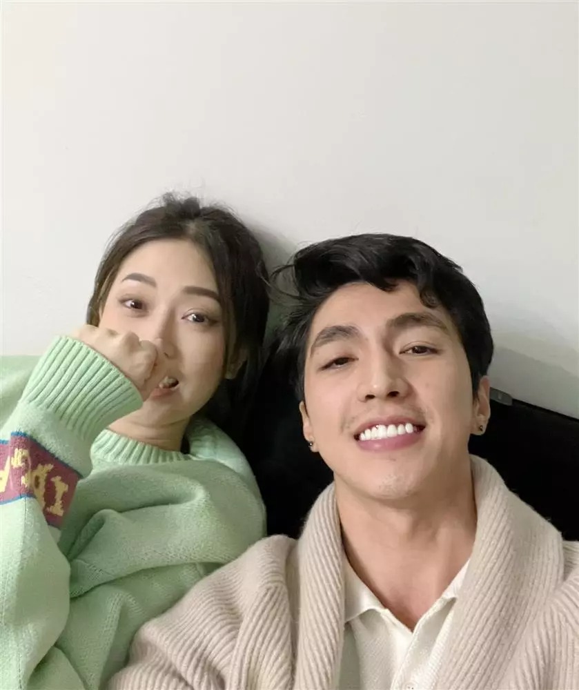 Bình An và bà xã Bùi Phương Nga cùng xem World Cup 2022.