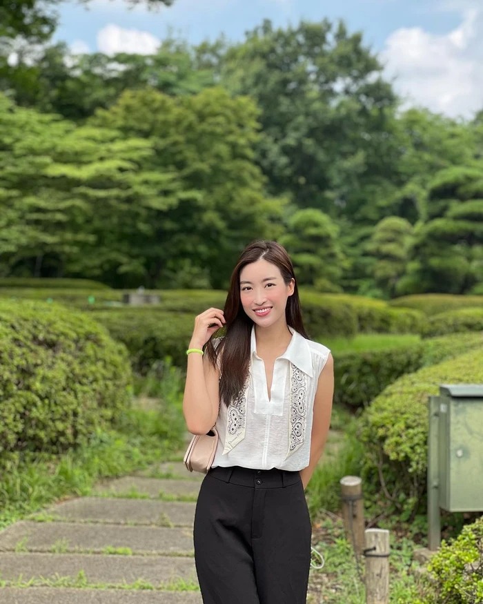 Làm dâu nhà hào môn nhưng cô vẫn giữ lối sống giản dị, thân thiện.