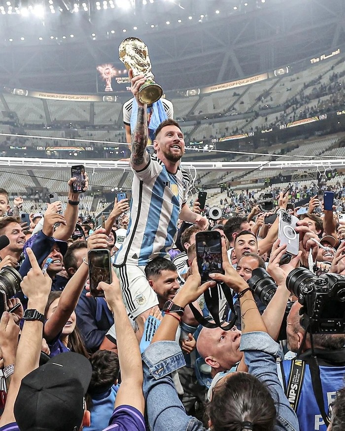 Messi được toàn đội tôn vinh trong ngày vô địch World Cup 2022.