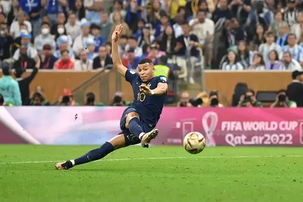 Thất bại trên chấm luân lưu, đội tuyển Pháp trở thành cựu vương. Mbappe của Pháp đoạt được danh hiệu Vua phá lưới World Cup 2022 sau cú 