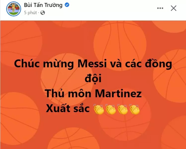 NSND Trung Anh và thủ môn Tấn Trường vui mừng sau chiến thắng lịch sử của Messi và đội tuyển.