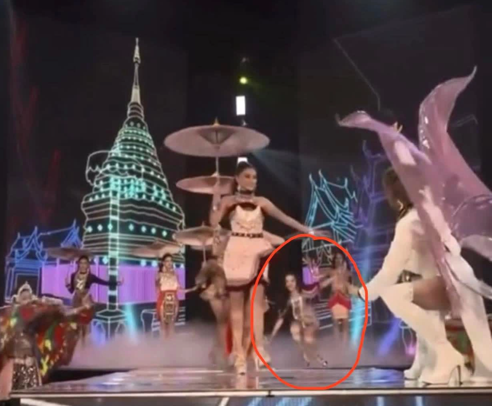 Cú ngã bất ngờ khiến Thanh Tâm không kịp phản ứng, phải loay hoay một lúc mới đứng lên được. Dù khá gượng gạo nhưng cô vẫn cố gắng hoàn thành nốt phần thi của mình.