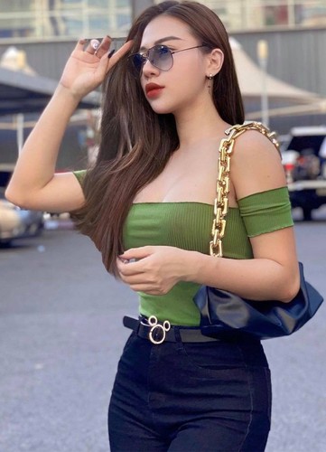 Đôi khi, cô cũng diện các thiết kế đầm và được khen quyến rũ theo cách riêng dù nhiều người cho rằng những cô nàng “đô con” không phù hợp với kiểu đồ này.