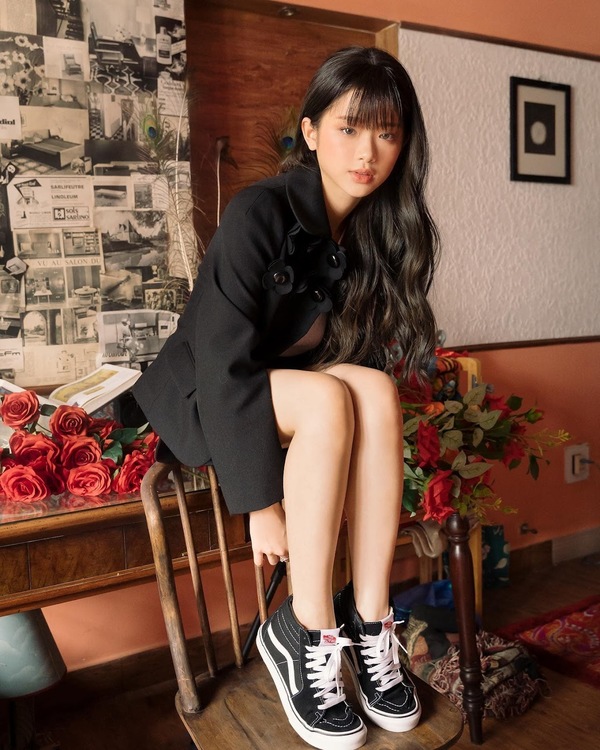 Đỉnh điểm, khi Linh Ka nói rằng điểm số cấp 3 và đại học có thể mua được bằng tiền, cô đã bị netizen “ném đá” dữ dội.